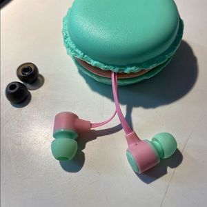 NEW Earbuds w/ Macaron Case